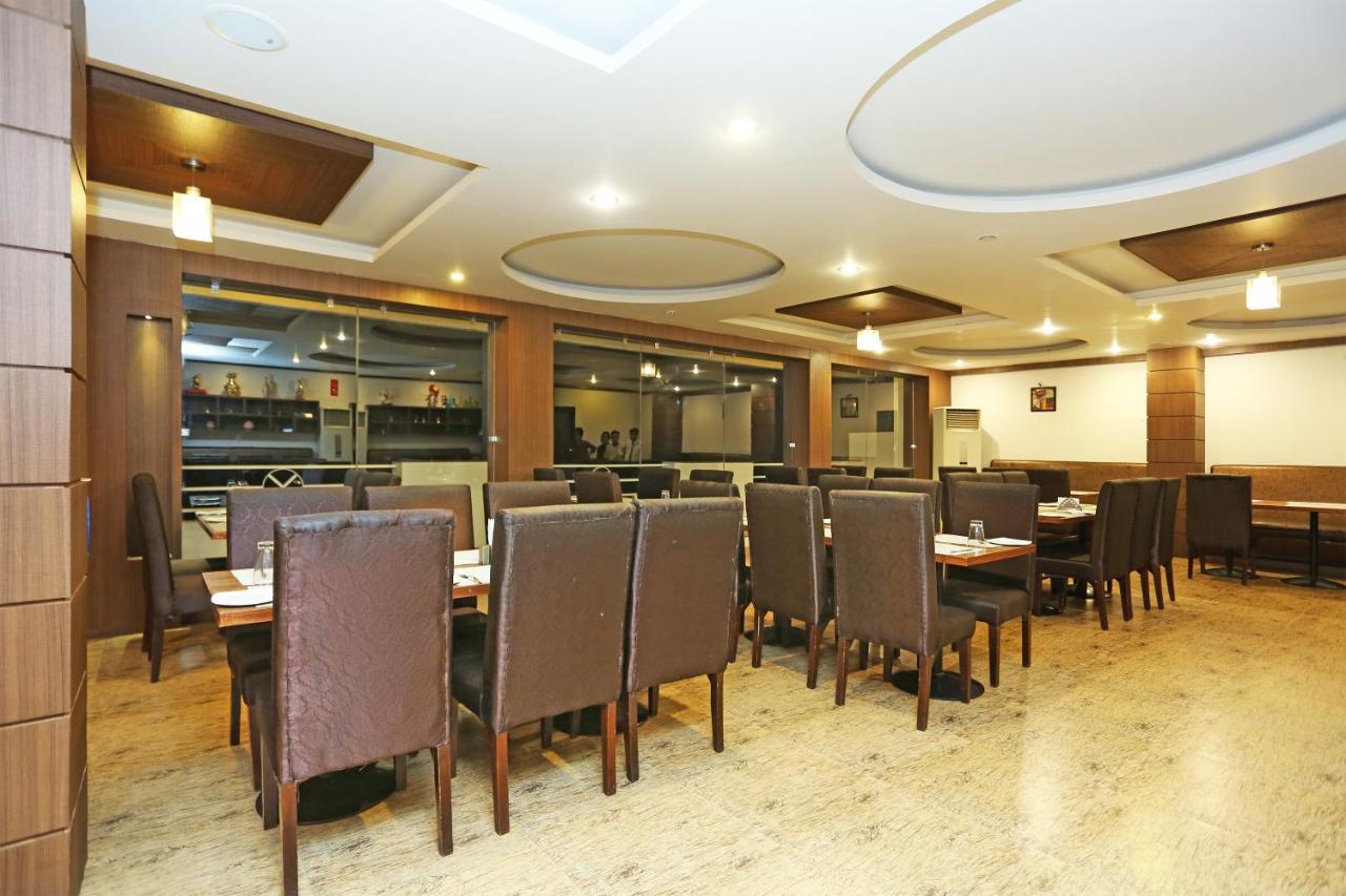 Capital O 3600 Hotel Royal Windsor Kāthgodām Buitenkant foto